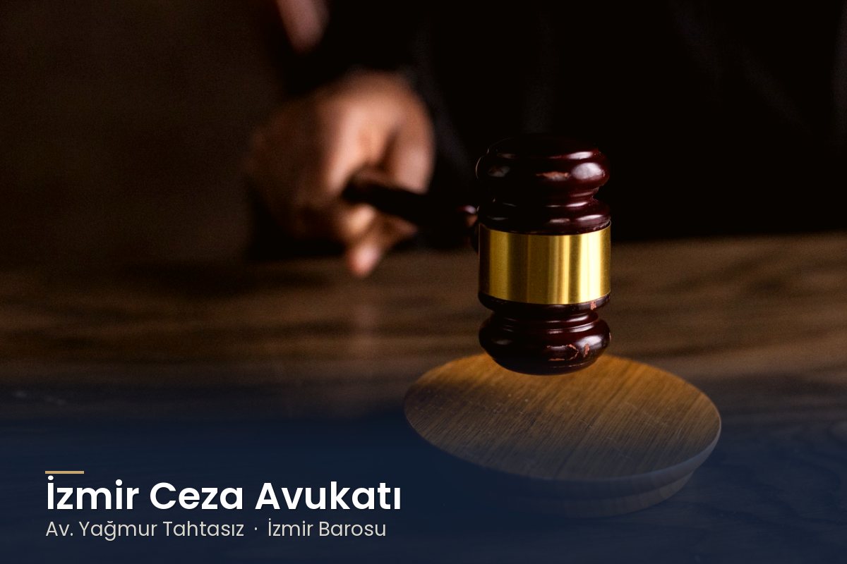 Ahşap altlığa vurulan hâkim tokmağı – İzmir ceza avukatı Av. Yağmur Tahtasız