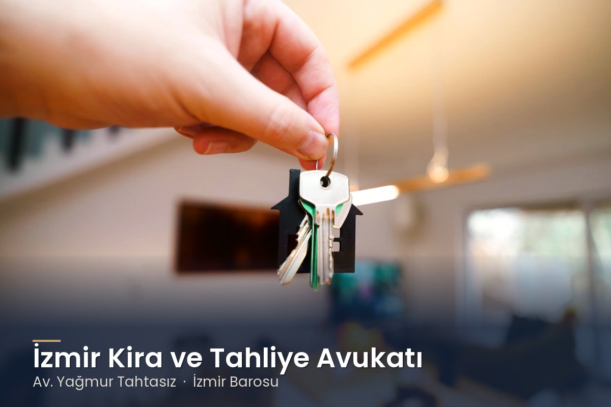 Boş bir salonda ev anahtarını uzatan el – İzmir kira ve tahliye avukatı Av. Yağmur Tahtasız