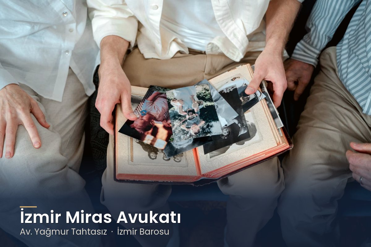 Eski aile fotoğraflarının olduğu albüme bakan yaşlı eller – İzmir miras avukatı Av. Yağmur Tahtasız