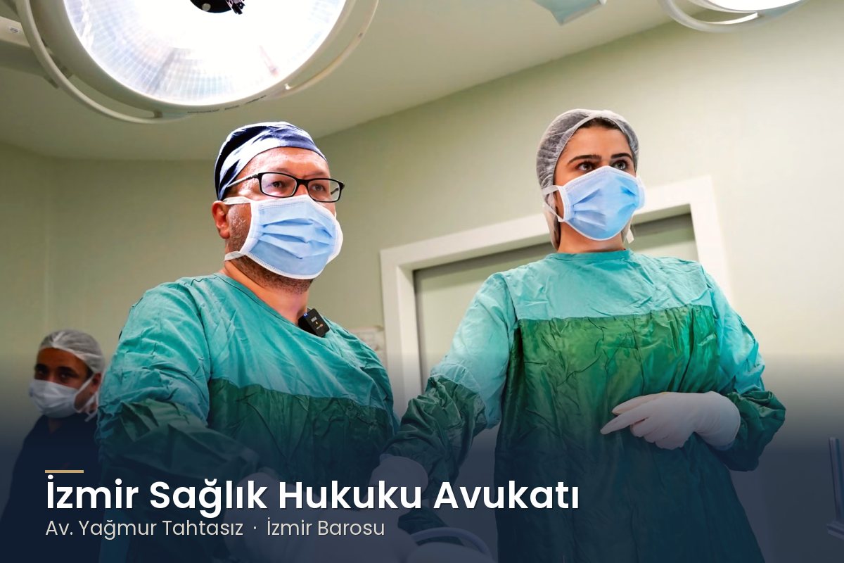 Ameliyathanede maskeli ve önlüklü iki cerrah – İzmir sağlık hukuku avukatı Av. Yağmur Tahtasız
