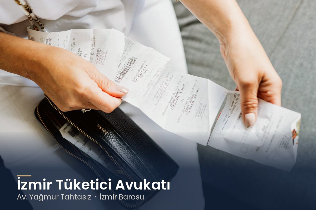 Cüzdanını tutarken alışveriş fişini inceleyen kadın – İzmir tüketici avukatı Av. Yağmur Tahtasız