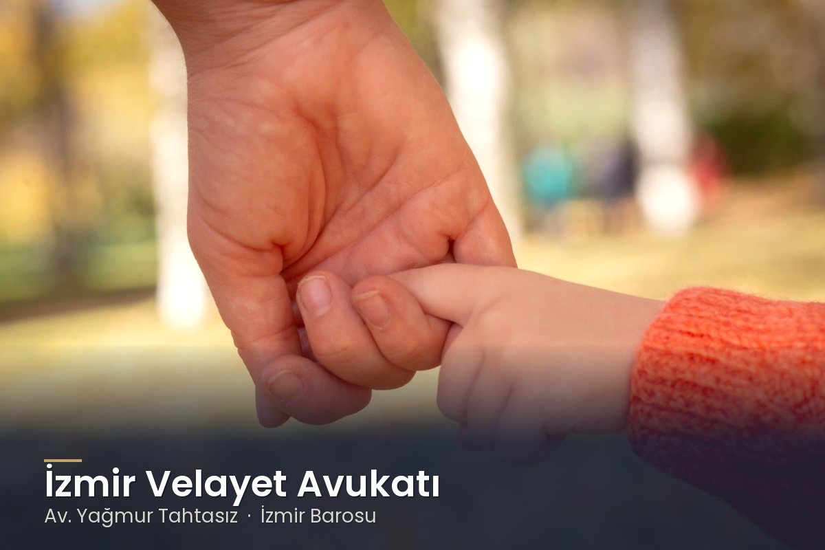 Sonbahar parkında babasının parmağını tutan küçük çocuk – İzmir velayet avukatı Av. Yağmur Tahtasız