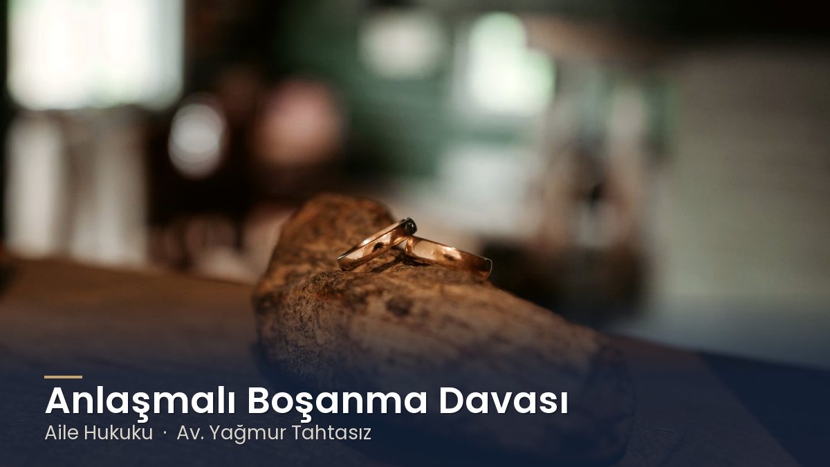Ahşap üzerinde duran alyanslar – Anlaşmalı Boşanma Davası Nasıl Açılır?