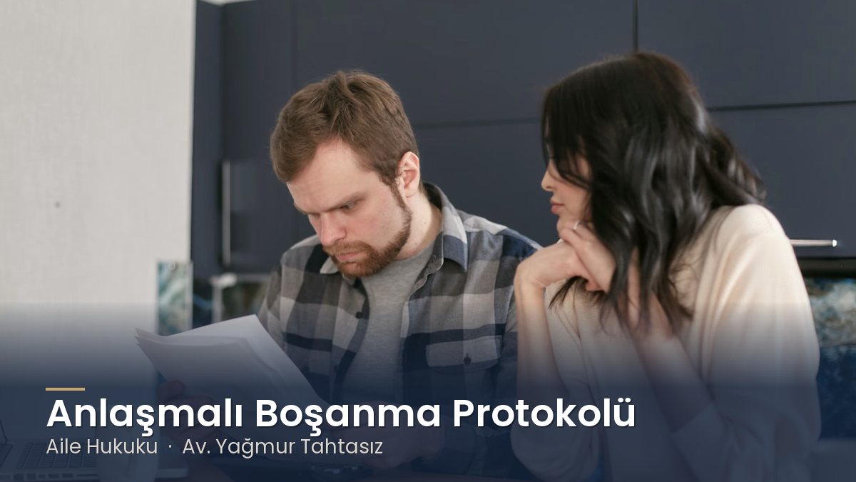 Mutfak masasında belgeleri birlikte okuyan çift – Anlaşmalı Boşanma Protokolü Nasıl Hazırlanır?