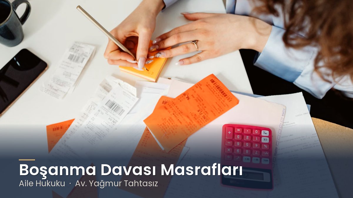 Masada fişler, notlar ve pembe hesap makinesi – Boşanma Davası Masrafları 2026: Harçlar, Gider Avansı ve Avukatlık Ücreti