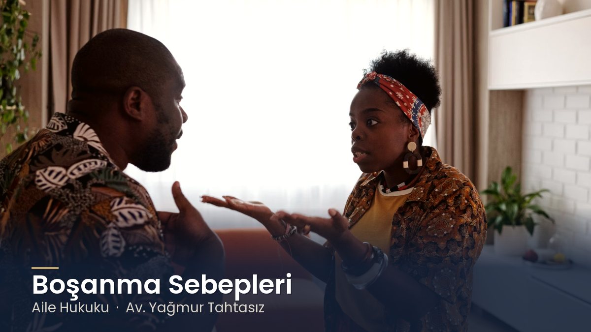 Oturma odasında tartışan çift – Boşanma Sebepleri Nelerdir?
