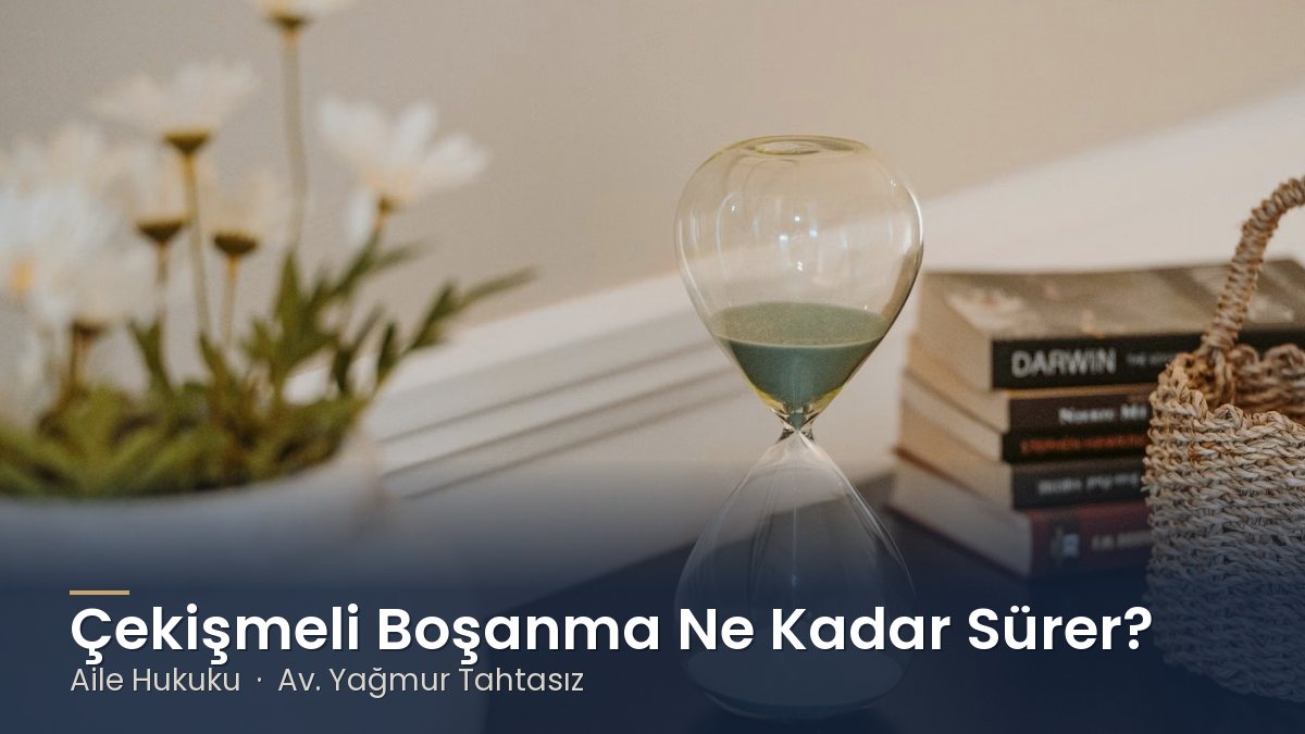 Kitapların yanında akan kum saati – Çekişmeli Boşanma Davası Nasıl İlerler, Ne Kadar Sürer?