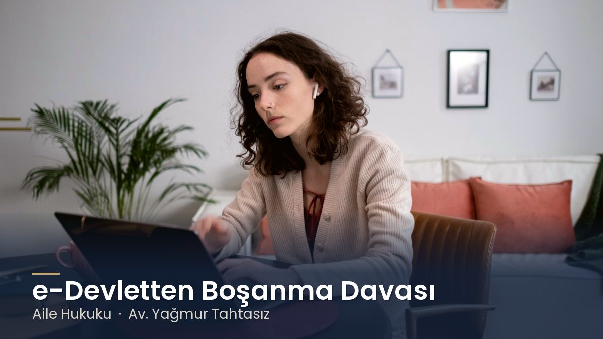 Evde dizüstü bilgisayardan işlem yapan kadın – E-Devlet'ten Boşanma Davası Açılır mı? Avukatsız Boşanma Mümkün mü?
