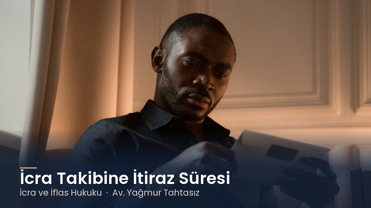 Elindeki zarftan çıkan yazıyı okuyan adam – İcra Takibine İtiraz Süresi Kaç Gündür?