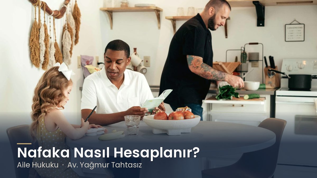 Mutfakta ebeveynler yemek hazırlarken masada ders çalışan çocuk – Nafaka Nasıl Hesaplanır? Nafaka Artışı Nasıl Yapılır?