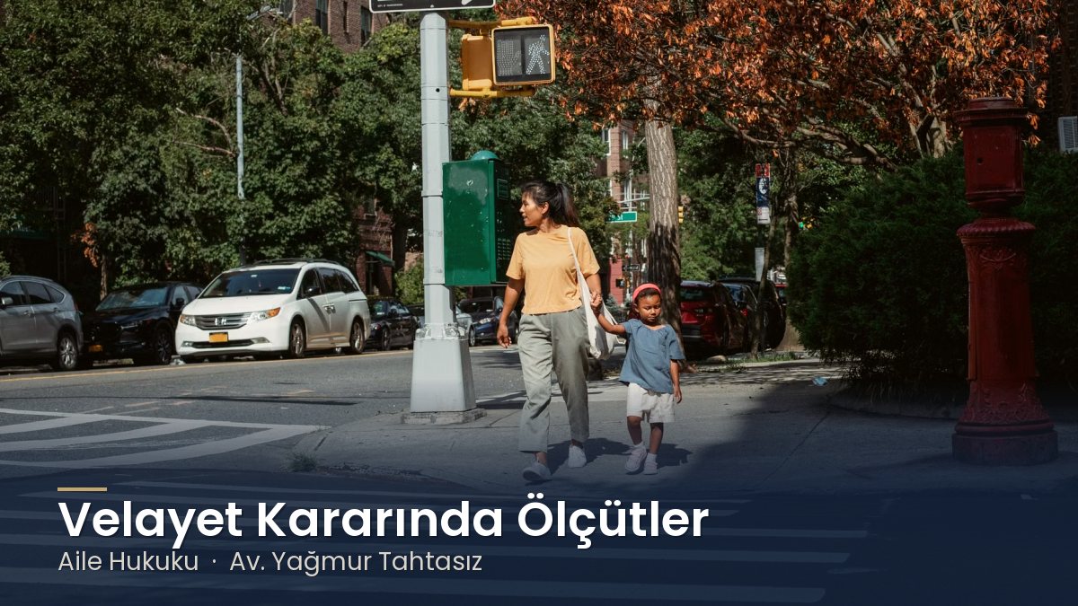 Sokakta karşıdan karşıya geçen anne ve kızı – Velayet Kararı Verilirken Nelere Dikkat Edilir?